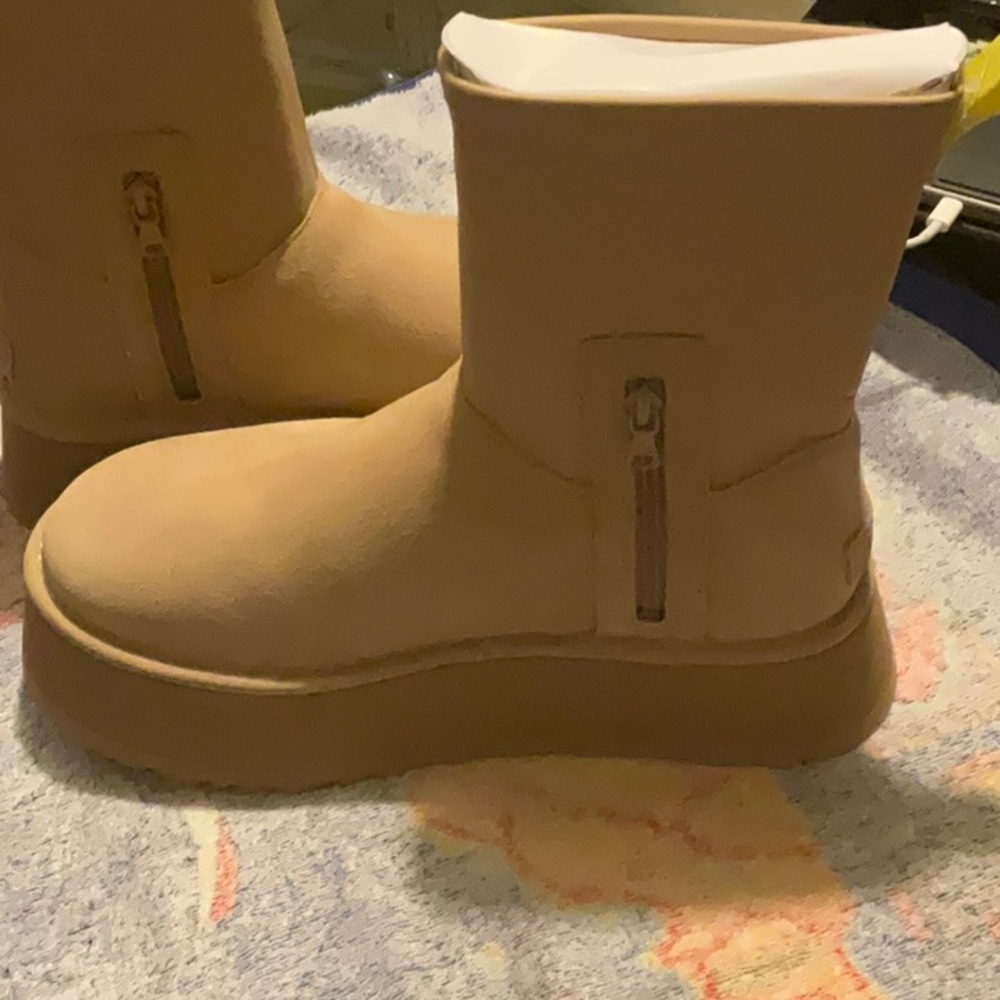 UGG Platform Boots in Sand Size 10, NWT - Picture 8 of 16